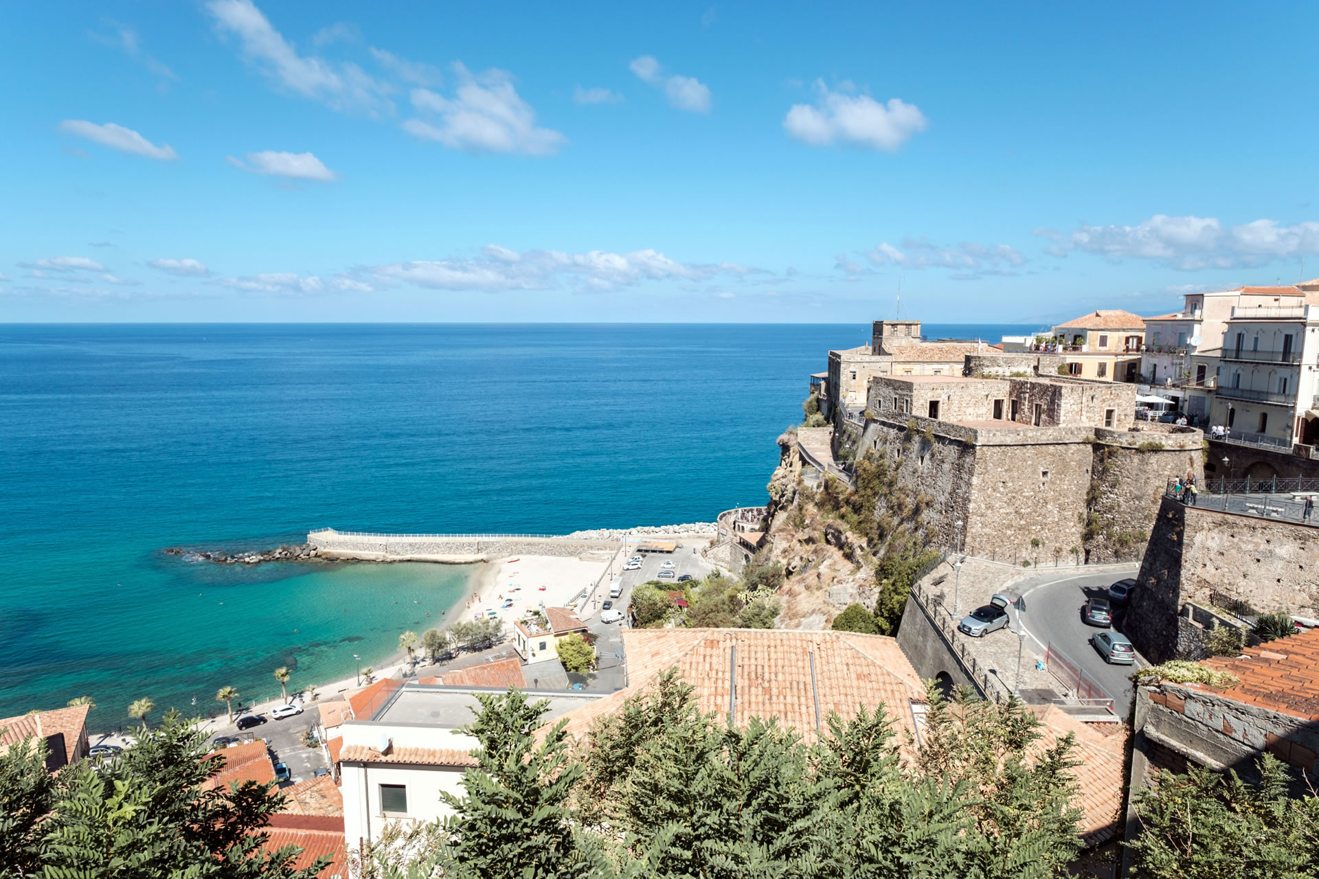 Borgo di Pizzo Calabro affacciato sul mare
