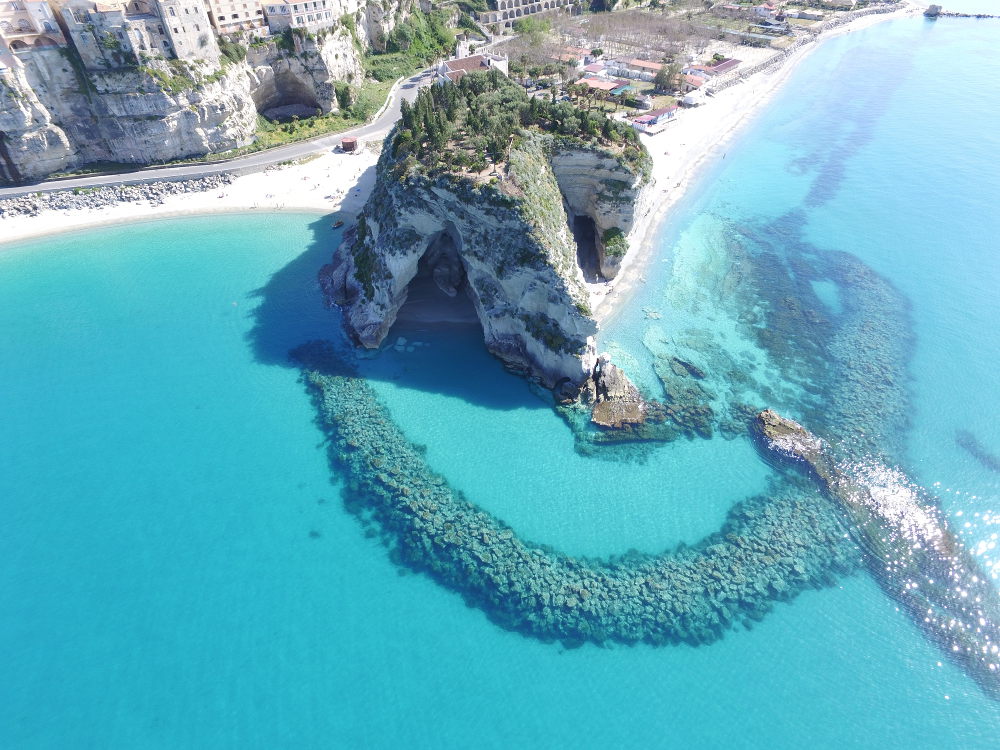 Veduta aerea di Tropea, del Santuario di Santa Maria dell'Isola e del mare turchese